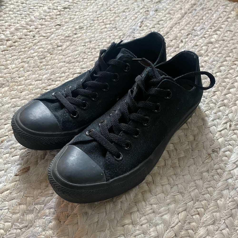 Converse all black